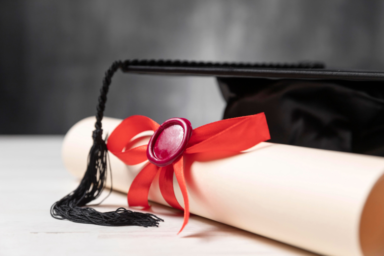 gradution diploma toga hat3